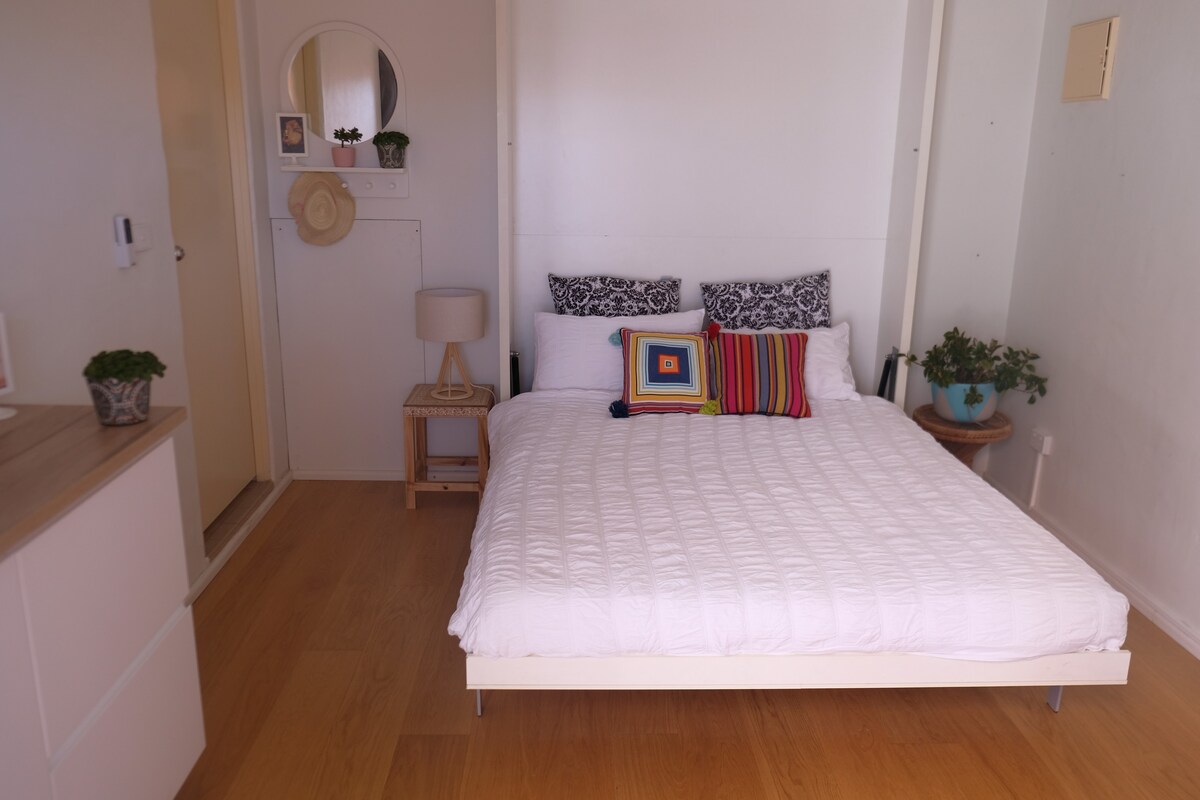 卧室4 ：标准双人床 