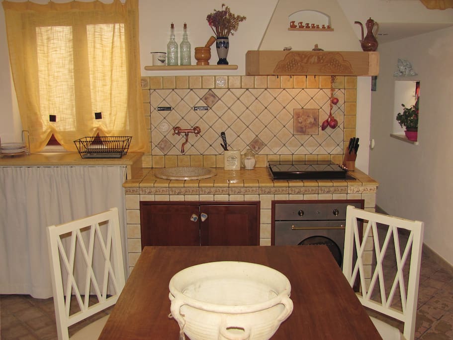 Frontal sight of the kitchen - Visione frontale della cucina e della sala da pranzo