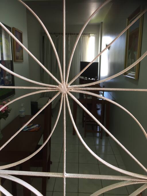 Porta de entrada do apartamento com grade.