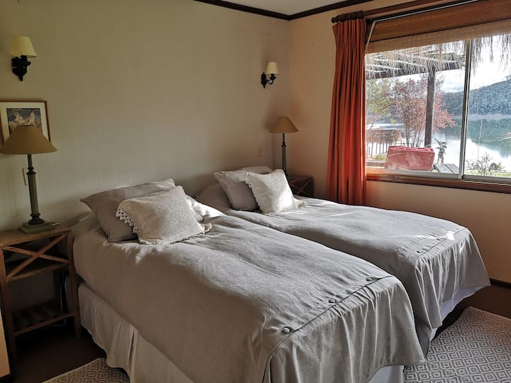 Spálňa 1:
2 jednolôžka + vlastná kúpeľňa + výhľad na jazero 