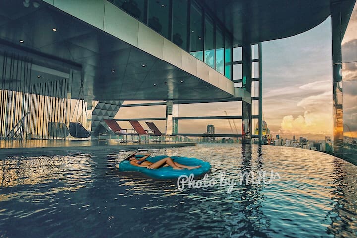 stunning 360 sky pool 2bdrm @chitlomcentral wld gallery image 2