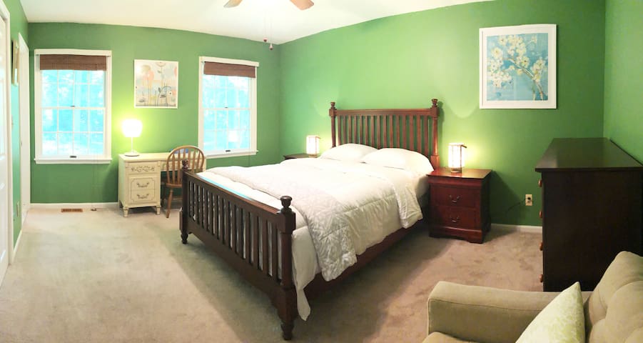 Private Room with Private Bathroom in In-law Home