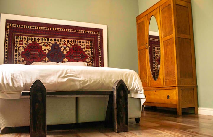 Масивна спалня в апартамент с огромна баня 