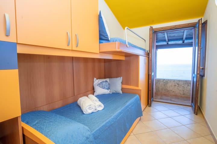 ห้องนอนบนดาดฟ้ามีระเบียงพาโนรามา 