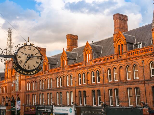 Luxury George’s St House with 4 Ensuites + Rooftop gallery image 2