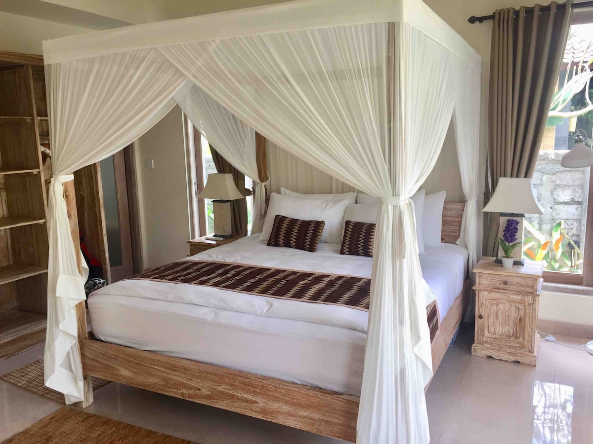 Spavaća soba s mrežom za komarce