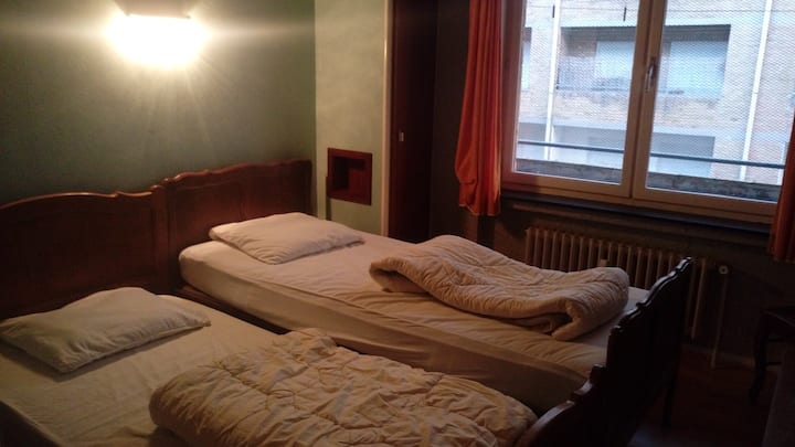 2 ერთადგილიანი საწოლი.