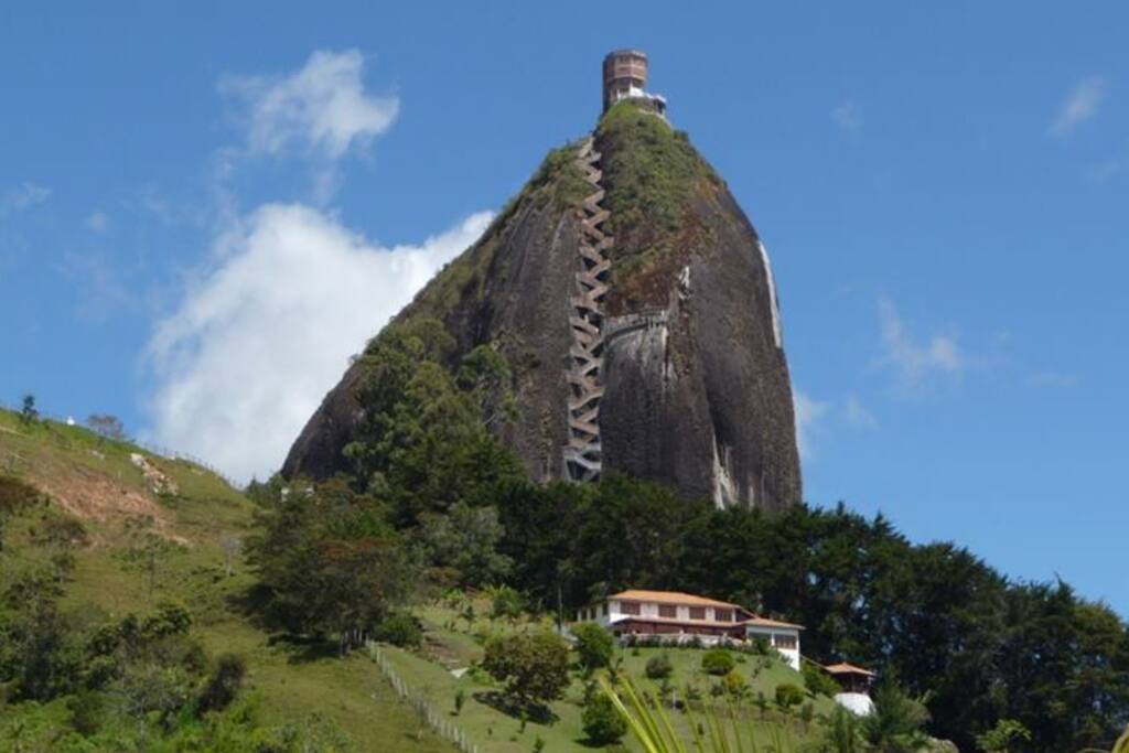 Estamos ubicados junto a la piedra de Guatapé.