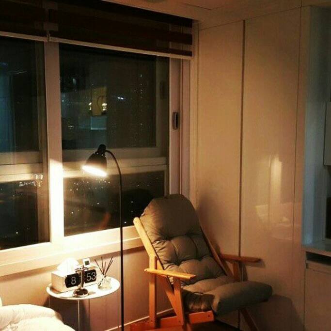 은은한 조명과 굉장히 안락한 의자를 준비해 봤습니다