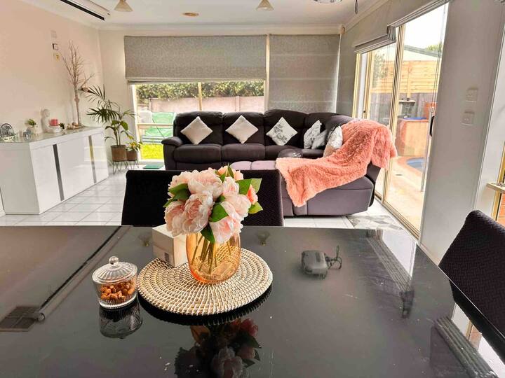 Entire Home (3 Bedrooms) With 1 Bathroom & Toilet - Werribee