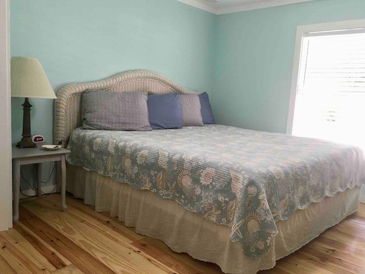 Suita kryesore me krevat dopio "king" dhe banjë ngjitur me vaskë