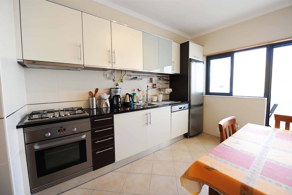 Cuisine aménagée/équipée avec balcon