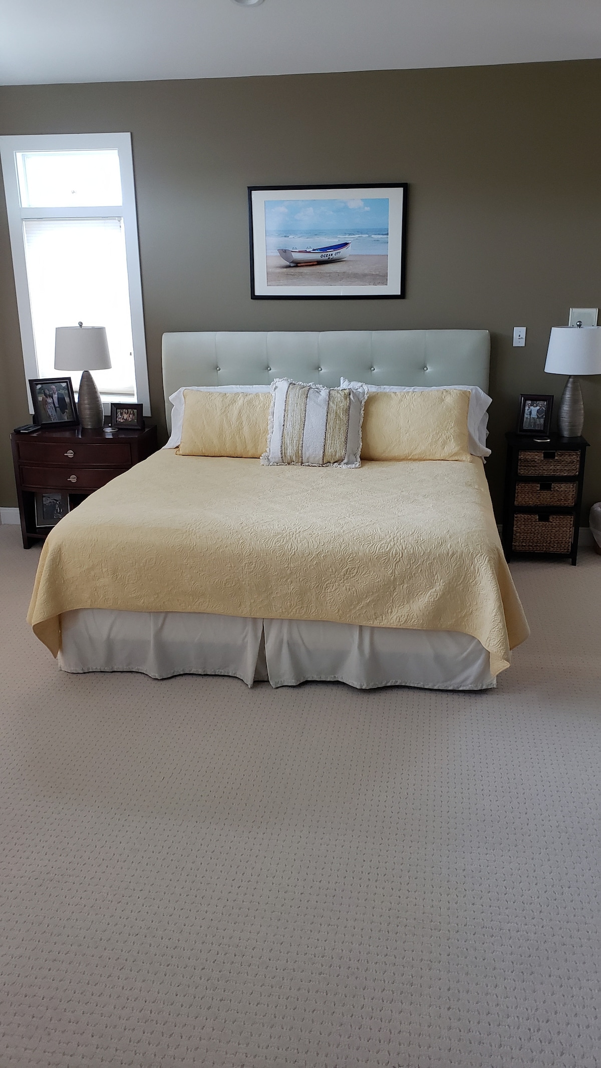 Dormitorio principal con 1 cama king.