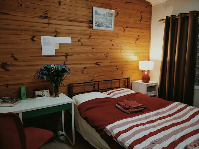 Quietsville, 5 mins walk beach, hotel, shops