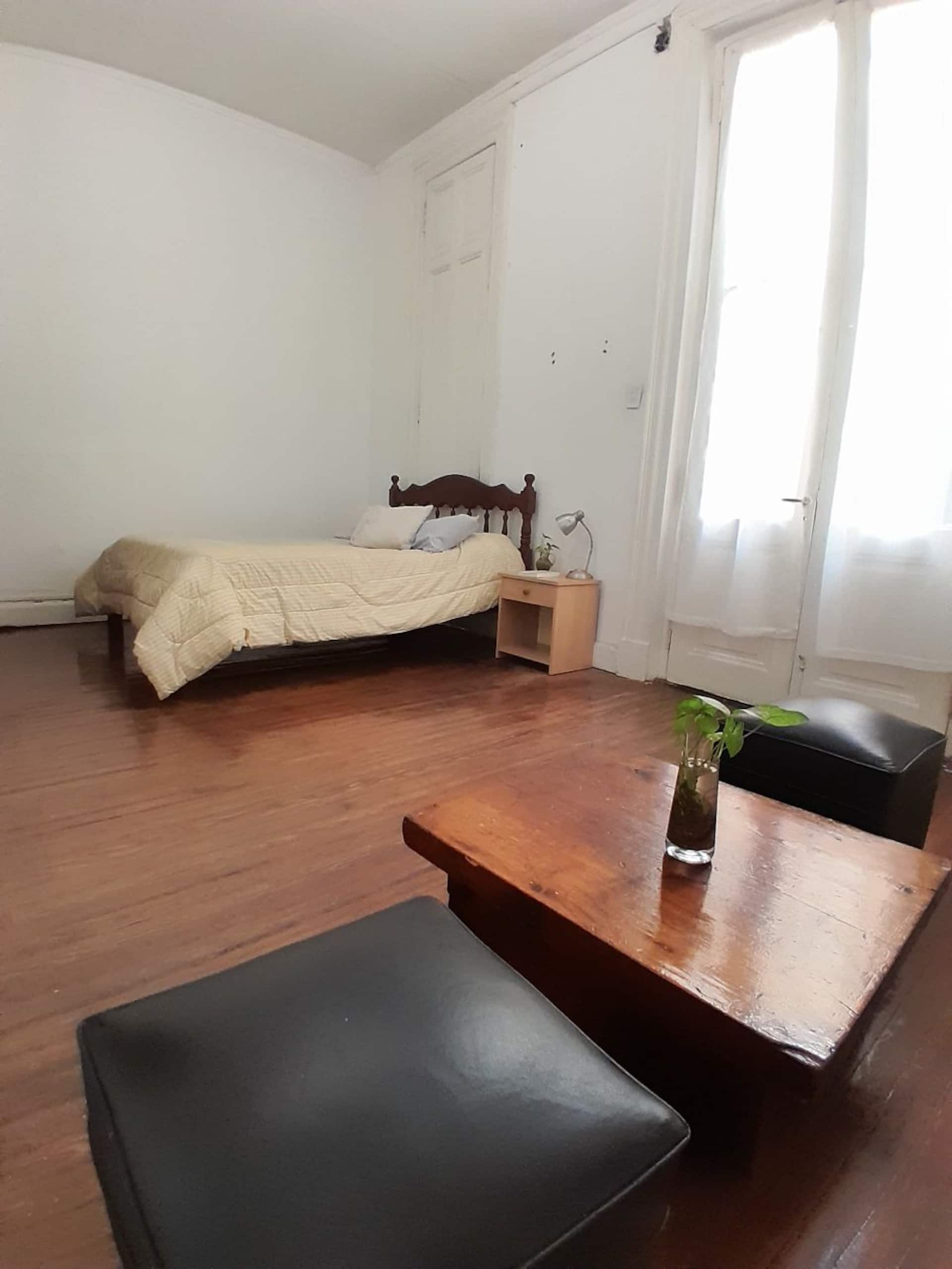 Комната в семейном доме с отдельной ванной в Balvanera