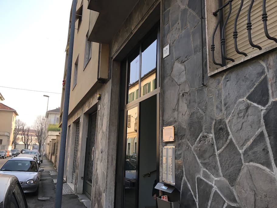 Ingresso Via Gaudenzio Ferrari, 17 traversa di Viale Garibaldi