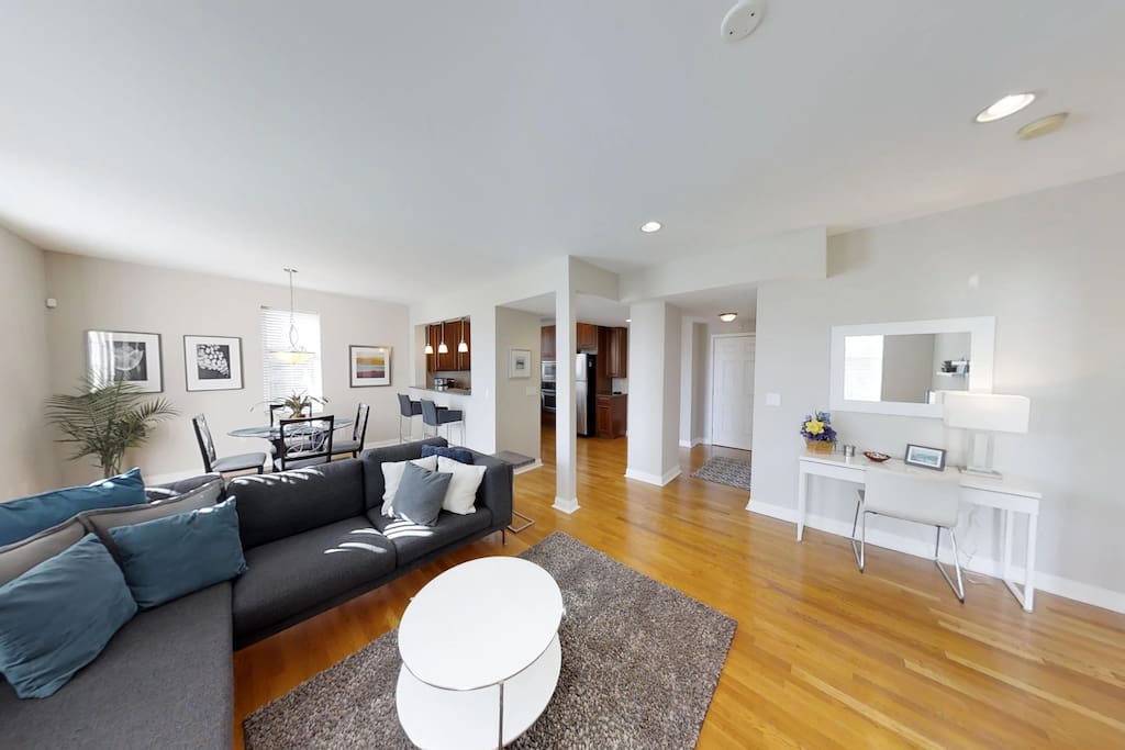 Bright and Open Floor Plan!!