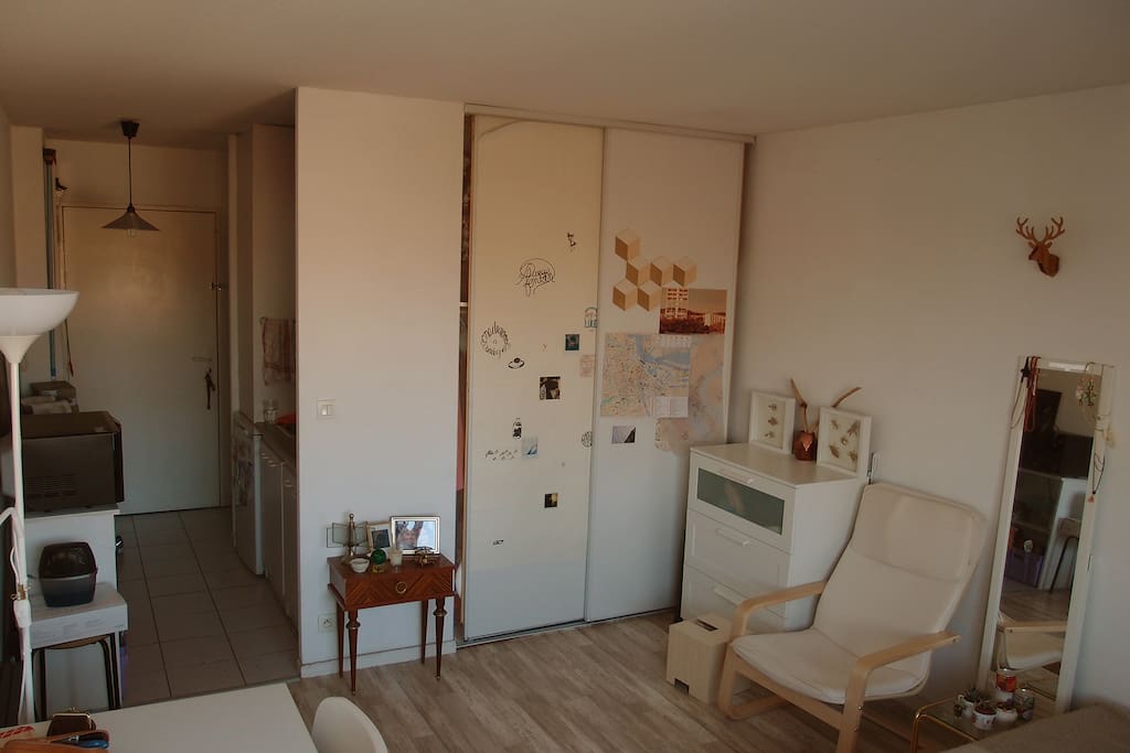 grand placard-pendrie, fauteuil, cuisine équipée et four // large cupboard, fully furnished kitchen with oven