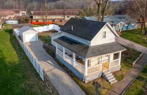 Classic 2 bdrm, 2bath house in the heart of town