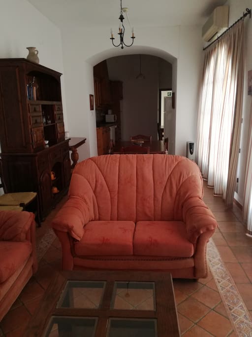salón de abajo con su cocina, lado una azotea con unas vistas preciosas al río y a los puentes mas significativos de Montoro