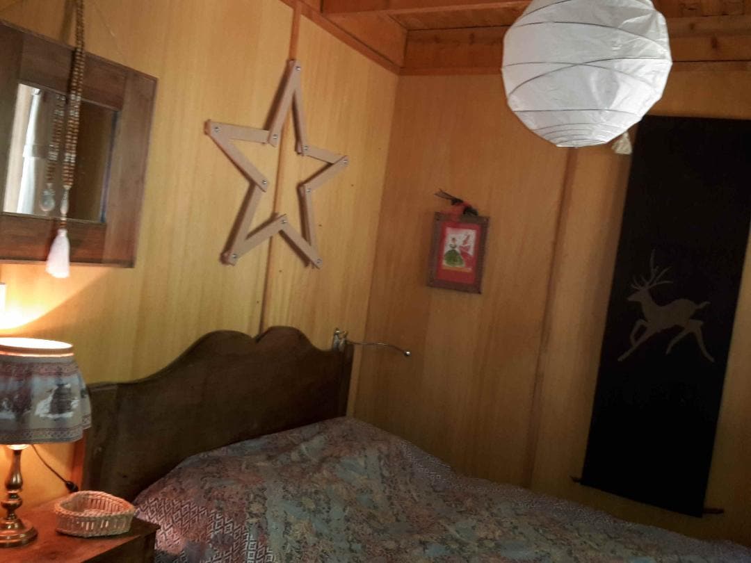 غرفة نوم صغيرة بسرير مزدوج 140، تسمى "الغزلان"، في الأول و.