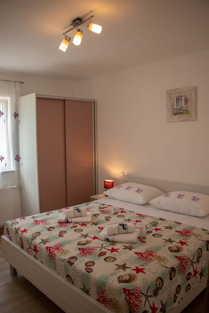 Მყუდრო ოთახი სამუშაო მაგიდით.