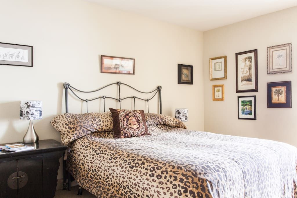 private bedroom suite
very comfortable queen size bed, fully furnished, fully equipped.