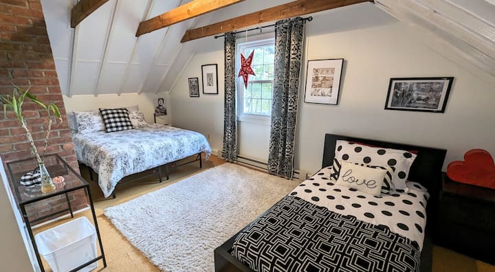 Chumba cha Woodstock kiko kwenye ghorofa ya pili na kina malkia mmoja na pacha mmoja na rafu ya midoli na vitabu 