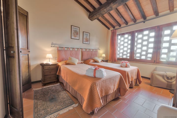 אחד מ -2 חדרי השינה (חדר שינה זוגי או זוגי, לפי בקשה)