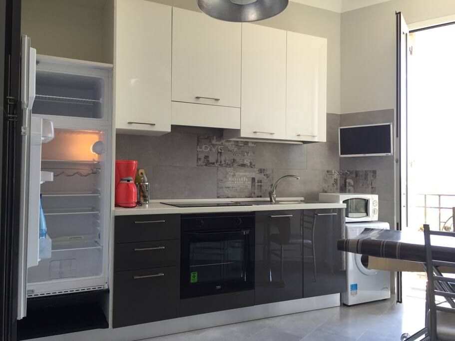 Cuisinée équipée : frigo, congelo, plaque vitro céramique, évier, four, micro ondes, cafetière et machine à laver