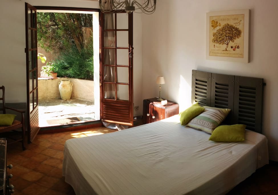 Votre chambre donnant sur la terrasse (accès privatisé)