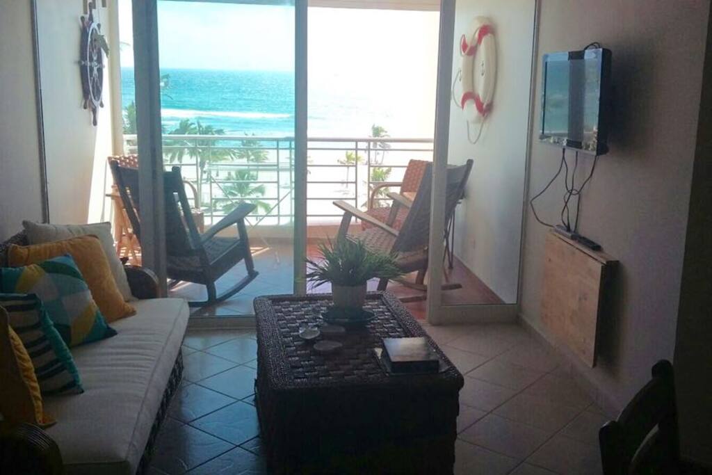 Sala, balcón, vista al mar