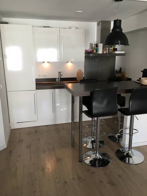 Keuken met hoge eettafel
