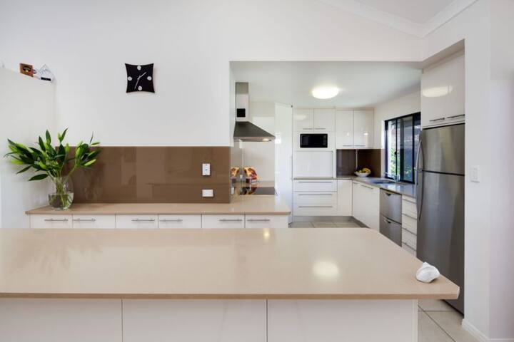 Waterfront Luxury – now available Jan- 4 night min gallery image 4