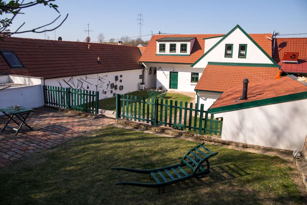großzügige Terrasse mit Grillmöglichkeit