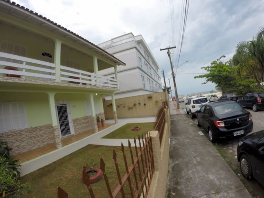 Fachada da casa a 10 metros da praia