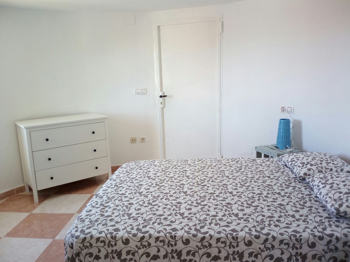 Spavaća soba na katu s bračnim krevetom širine 135 cm. Ima pametni televizor. Pored njega imamo još jednu malu sobu u kojoj se nalazi dvostruki kauč na razvlačenje. Stan na katu ima kupaonicu s kadom.