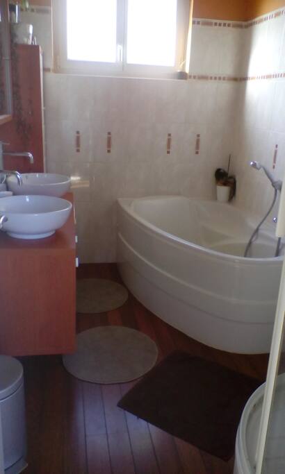 ma salle de bain avec double vasque, douche et baignoire