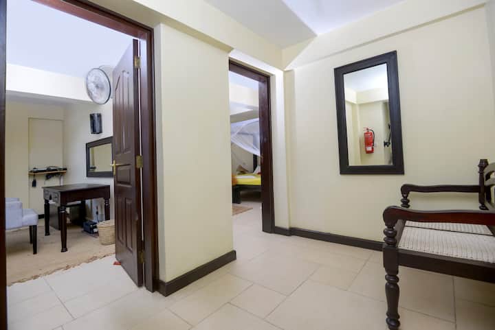 พื้นที่ด้านนอกห้องนอนพร้อมพื้นที่นั่งเล่น 