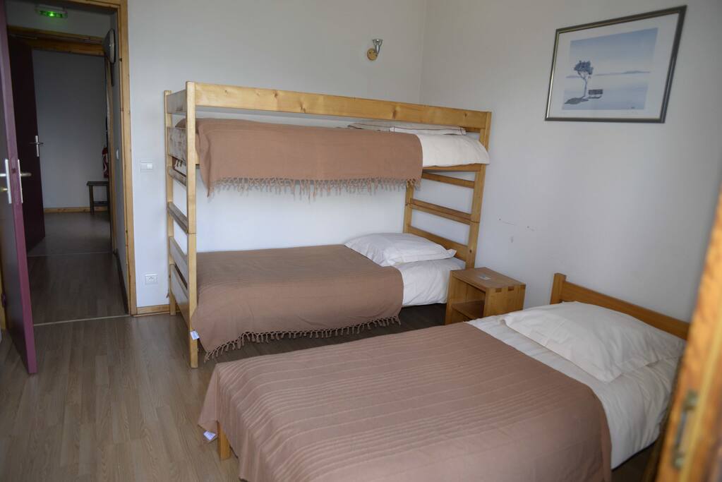 Chambre 3 lits simple