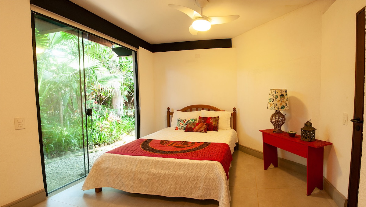 Დიდი ფლიგელი ინტეგრირებულია ატლანტის ტყესთან, ჭერის ვენტილატორითა და უშუქობით