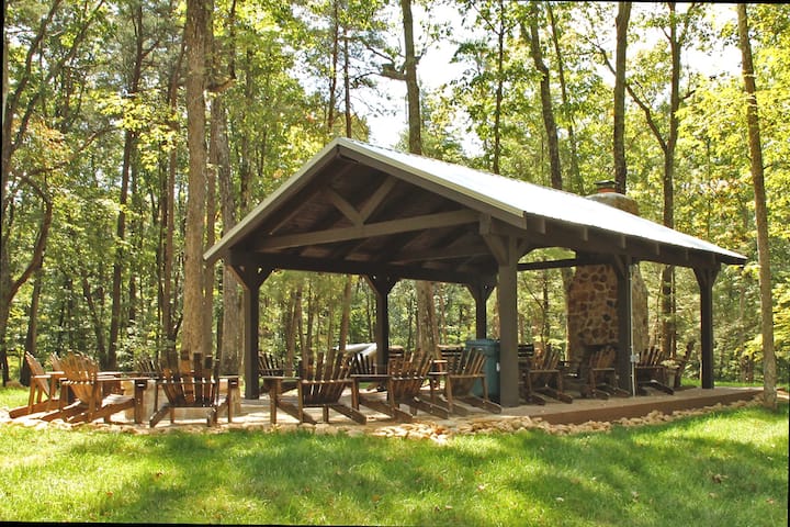 นั่งใกล้กองไฟใต้ศาลา