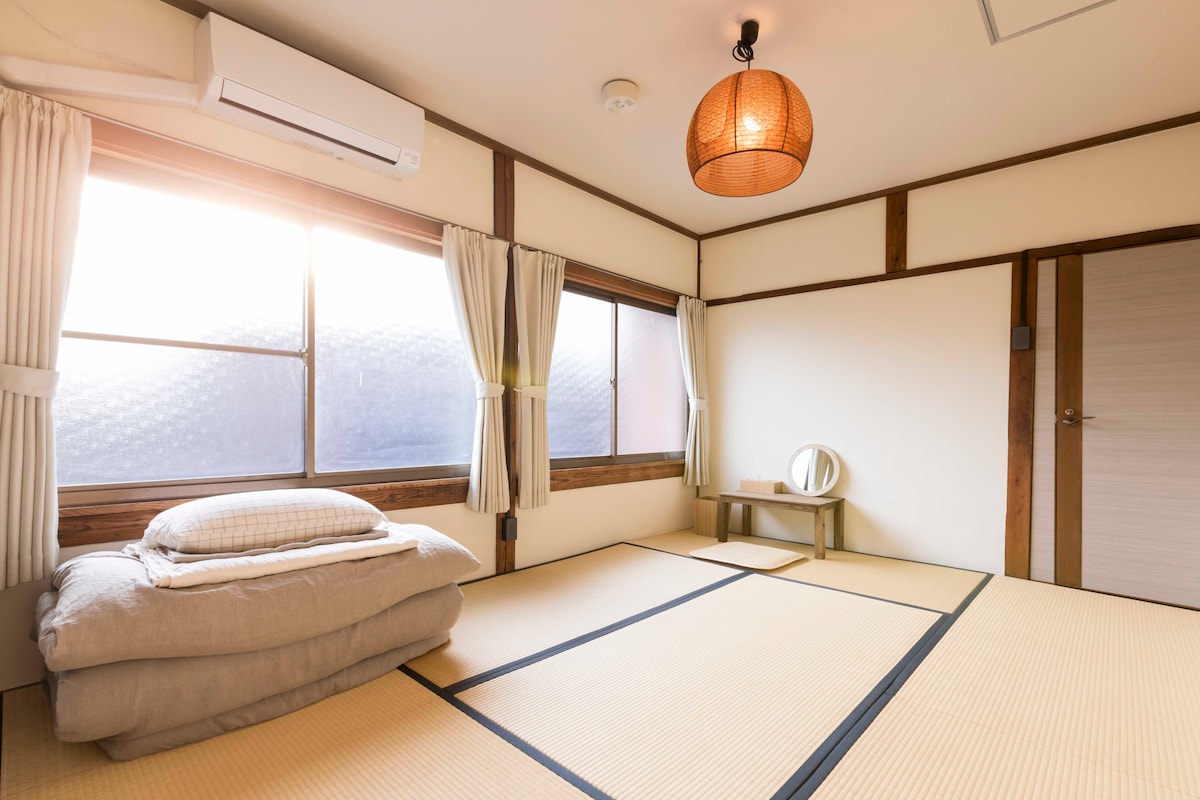 6 casas de tatami. Casa de 2 personas.
Habitación tatami 
para 2 personas