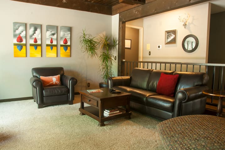 Spacious, Quiet & Hidden Lakefront Home in KC
