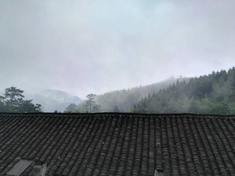扶着栏杆看到的景色