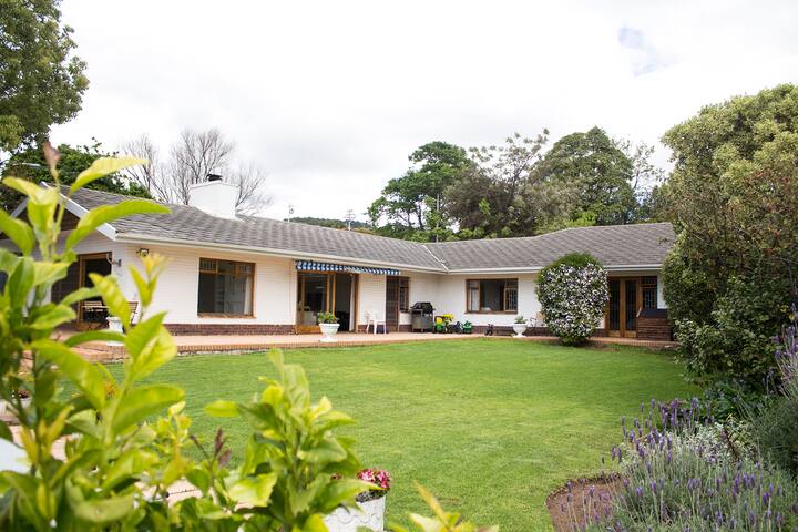 Cheerful home with garden, pool & pizza deck.