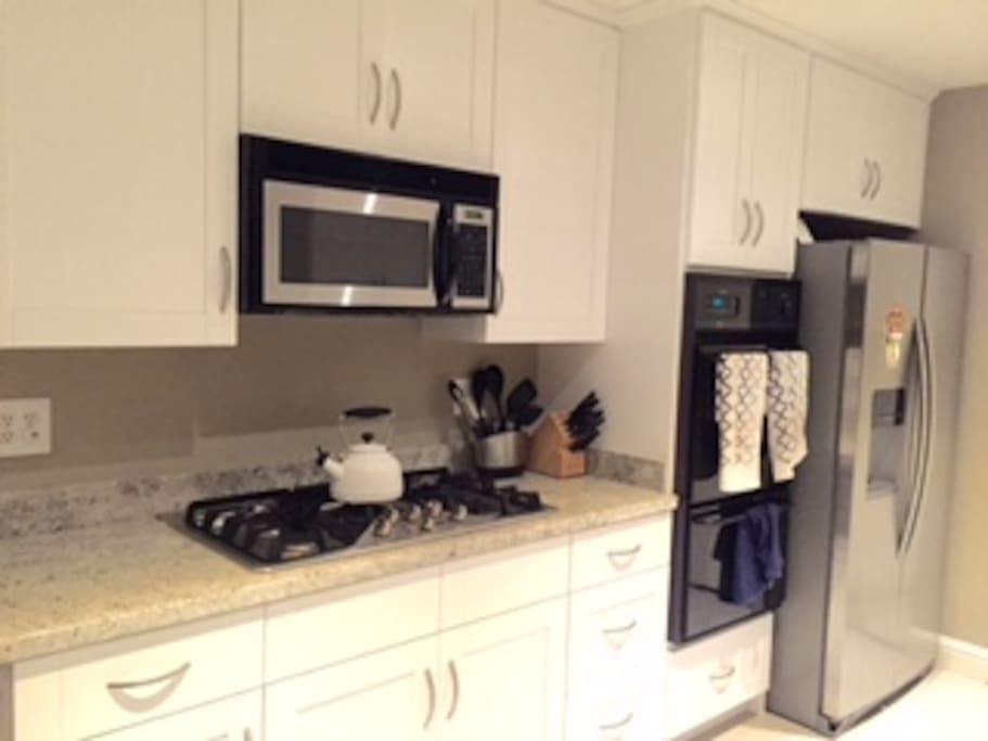 Newly remodeled kitchen with 5-burner gas stove, dishwasher, garbage disposal, fridge with filtered water, beautiful granite countertops!