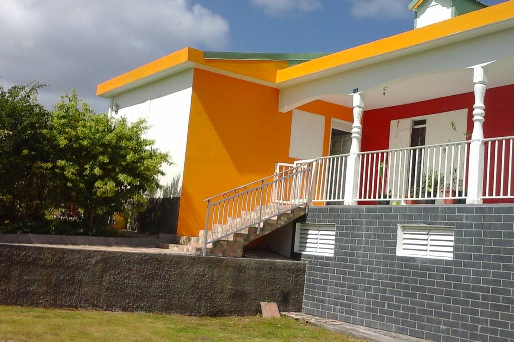 La maison située sur un petit morne qui domine les alentours