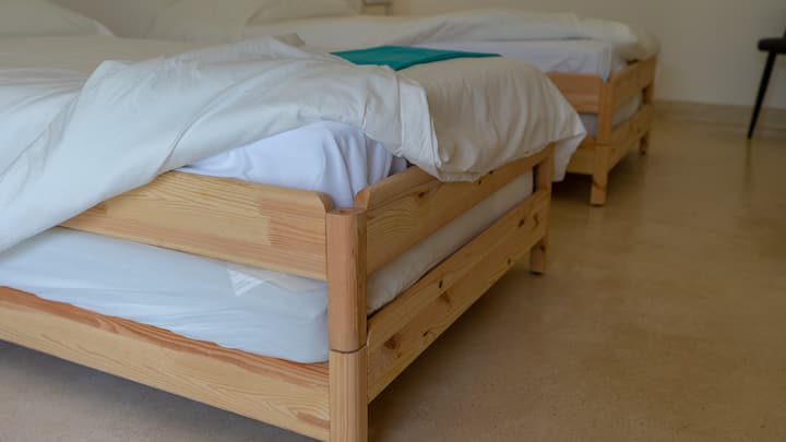 Спална соба 3:  4 двокреветни кревети и клима уред. Бања со тоалет и туш.

Сега има 2 кревета заглавени еден на друг.