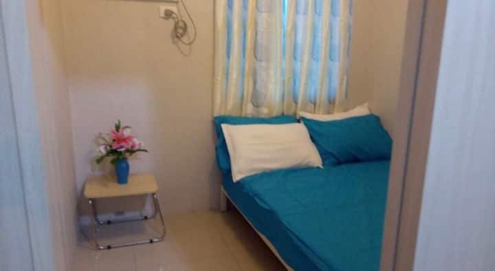 Relájate en este cómodo dormitorio con una amplia cama para dos personas, almohadas suaves y ropa de cama limpia, armarios limpios y espacios superiores para almacenar tus pertenencias personales y una mesa auxiliar para colocar las cosas que necesites, de fácil acceso. La ventana de vidrio te ofrece una vista agradable de la ciudad, especialmente por la noche.